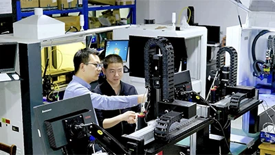 Mikronnivå laser sveisepistol syr elektronisk hud for humanoide roboter